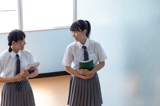 階段を上る中学生