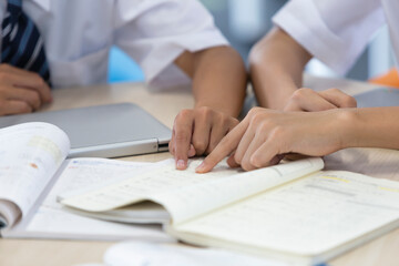 グループワークをする中学生