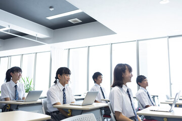 授業中の中学生