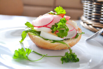 Nahaufnahme von einem Brötchen