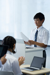 授業中の中学生