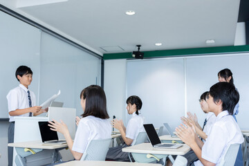 授業中の中学生