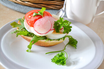 Ein frisch belegtes Brötchen zum Frühstück