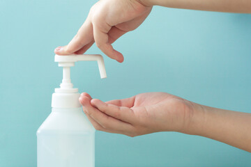  Person using alcohol disinfection. Ethanol spray. アルコール消毒を使う人。エタノールスプレー