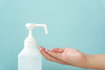  Person using alcohol disinfection. Ethanol spray. アルコール消毒を使う人。エタノールスプレー