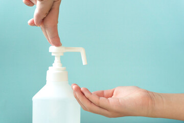  Person using alcohol disinfection. Ethanol spray. アルコール消毒を使う人。エタノールスプレー
