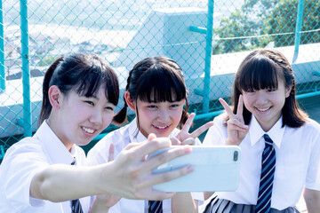 屋上の中学生