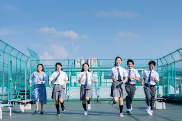 屋上の中学生