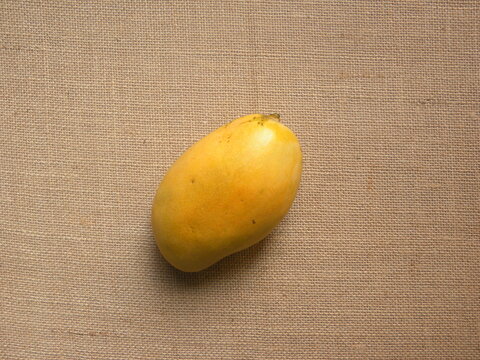 Yellow color whole ripe fresh Mallika mango