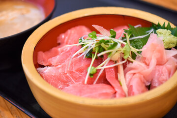 豊洲の朝競りマグロが豪快に盛り付けられた「マグロ丼」
