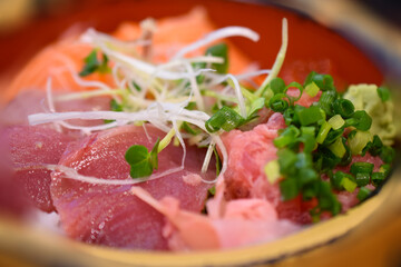 豊洲の朝競りマグロが豪快に盛り付けられた「マグロ丼」