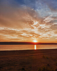 Obraz premium sunrise on the lake in an early summer morning