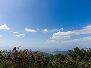 Fototapeta premium 山頂から見た青空と田園