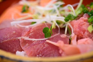 鮮度の良いお刺身丼は日本人の大好物～マグロ・サーモン・いくら～おまけに甘えびとネギトロ