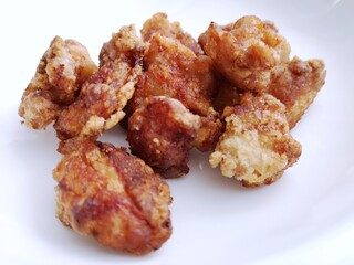 揚げたての鶏の唐揚げ