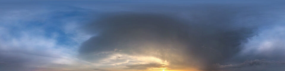 Obraz premium dark blue sky before sunset with beautiful awesome clouds before storm. Seamless hdri panorama 360 degrees angle view with zenith for use in graphics or game development as sky dome or edit drone shot
