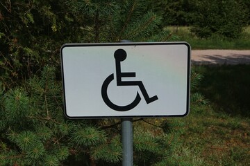 A handicap parking sing in a park

