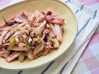 아시아 음식 오징어와 채소볶음 
