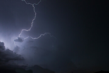 Rayos y relámpagos en noche de  tormenta eléctrica