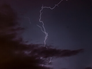Rayos y relampagos en noche de tormenta electrica