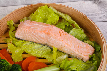 Steamed salmon with vegetables