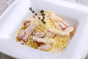 Pasta carbonara with ham and cheese