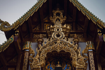 Obraz premium beautiful details of Thai fine arts at Buddhist temple