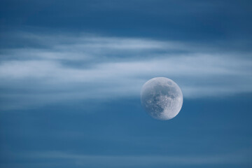 Luna nuvolosa