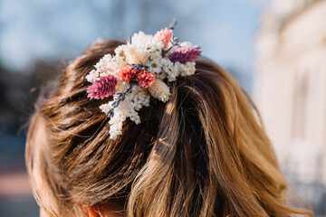 Naklejka premium Beautiful flowers on the hair of the bride