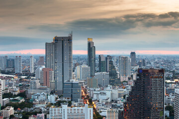 Obraz premium Bangkok Cityscape, Business district with high building at dusk