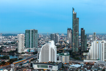 Obraz premium Bangkok Cityscape, Business district with Park in the City at dusk
