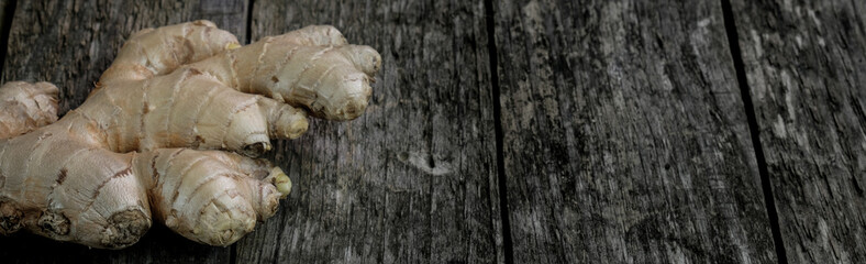 Banner: Eine Knolle / Wurzel Ingwer auf altem rustikalen sehr dunklen Holz