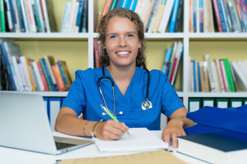 Junge Krankenschwester hat Spass bei der Arbeit
