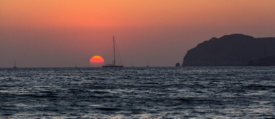 Fototapeta na wymiar sunset with yachts on santorini island