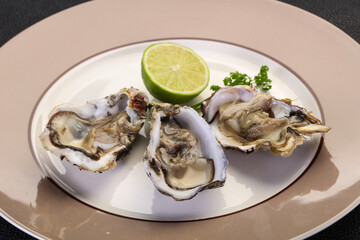 Oysters with lime and parsley