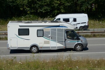 Camping car sur la route des vacances en France