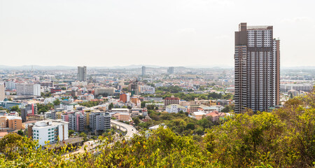 Obraz premium Pattaya to coś więcej niż plaże i spacer po plaży. Mieszka tu i pracuje około 120 tysięcy osób (2020), o czym świadczy to zdjęcie - widok na miasto ze wzgórza Pratumnak.