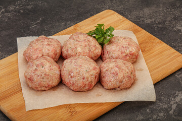 Raw turkey meatball for cooking