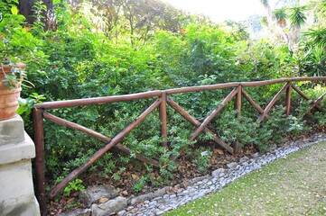 rambarde en bois sur chemin
wooden railing for path