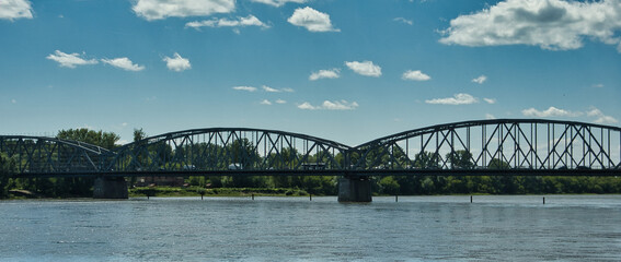 MOST DROGOWY NA RZECE WISŁA W TORUNIU, POLSKA  
