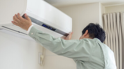 エアコンを設置する作業員