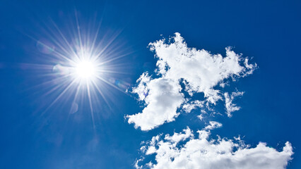 Fototapeta na wymiar Sommerhimmel mit Sonne und Wolken