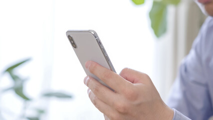 スマホを操作する男性の手元