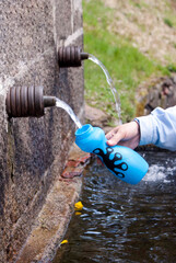 Naklejka premium Cogiendo agua de la fuente