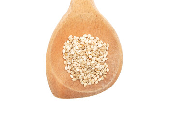 Sesam auf Kochlöffel und weißem Hintergrund