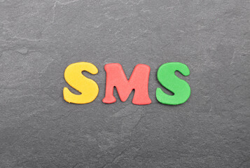 Begriff aus bunten Buchstaben auf Schieferplatte