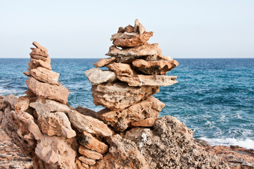 Fototapeta na wymiar stone sculptures on the beach