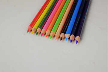 Obraz premium Sorted colors on wooden table, space for text