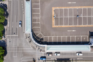 Parkdeck auf Parkhaus mit freien parkpl&auml;tzen von oben, Luftaufnahme