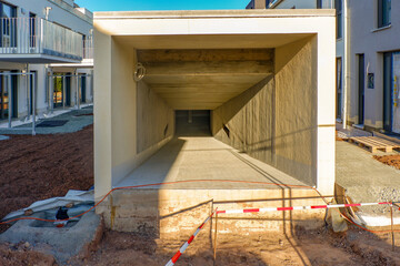 die einfahrt zur Tiefgarage am Neubau kurz vor der Fertigstellung